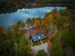 Designer's Glass Waterfront Lakehouse - Image 5