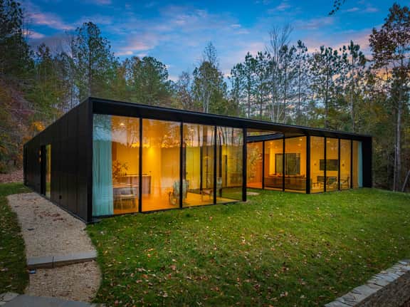 Designer's Glass Waterfront Lakehouse - Image 3