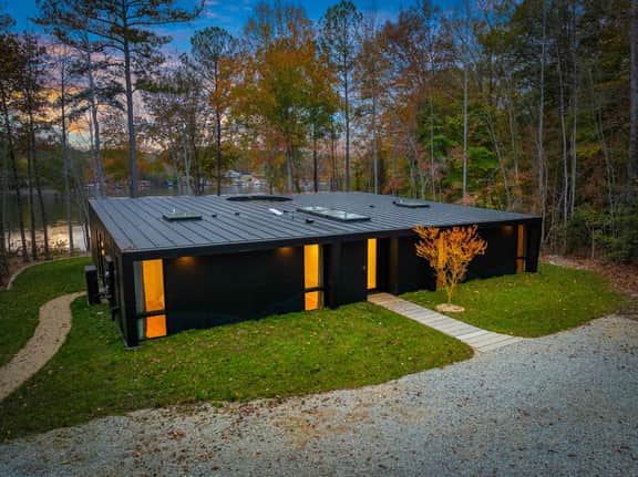 Designer's Glass Waterfront Lakehouse - Image 4