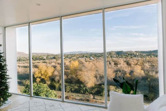 A modern light-filled haven in a tranquil setting - Image 5