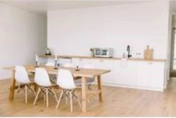 A modern light-filled haven in a tranquil setting - Image 4