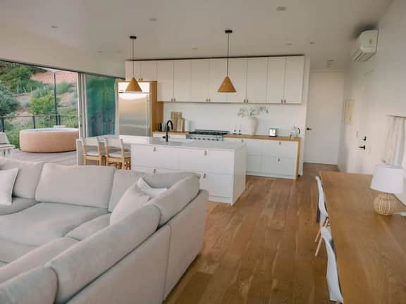 A modern light-filled home with views of the woods - Image 5